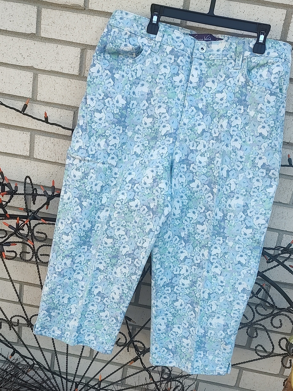 Gloria Vanderbilt// Floral White &Blue Capris pants - Picture 4 of 10